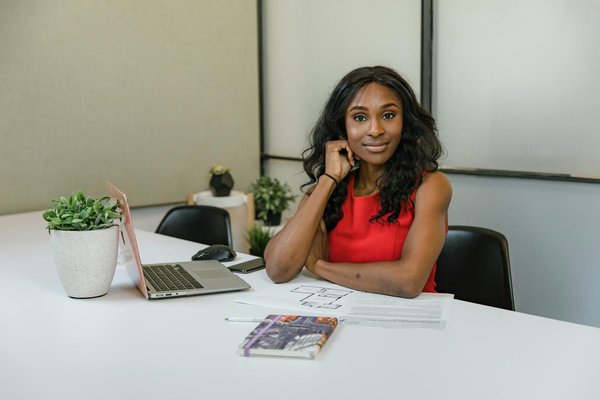 Séance photo de grossesse : immortalisez votre bonheur chez vous