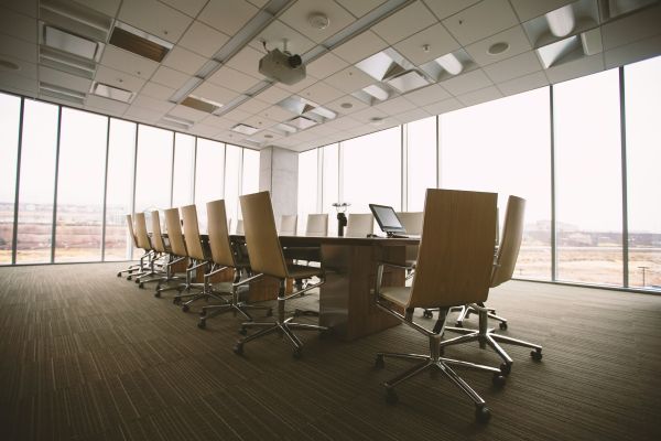 Découvrez les avantages de la table de réunion Nova
